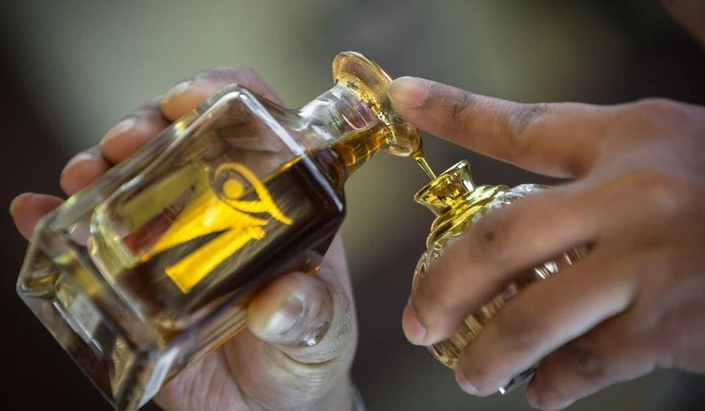 وش اسوي : عطور نسائية بالعود