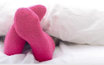 وش اسوي : هل يوجد أضرار للنوم بالجوارب