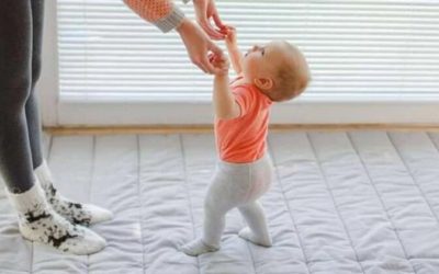 وش اسوي : متى يبدأ الطفل في المشي