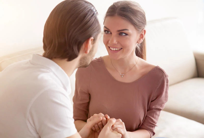 وش اسوي : ما هي الحركات العفوية التي تدل على انجذاب جسدي إلى الشخص الآخر؟