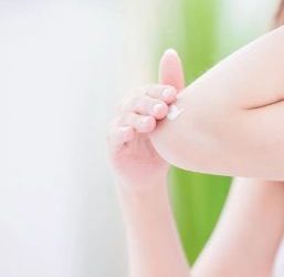 ما الذي يسبب جفاف الأكواع ، وأفضل الطرق للتخلص من المشكلة