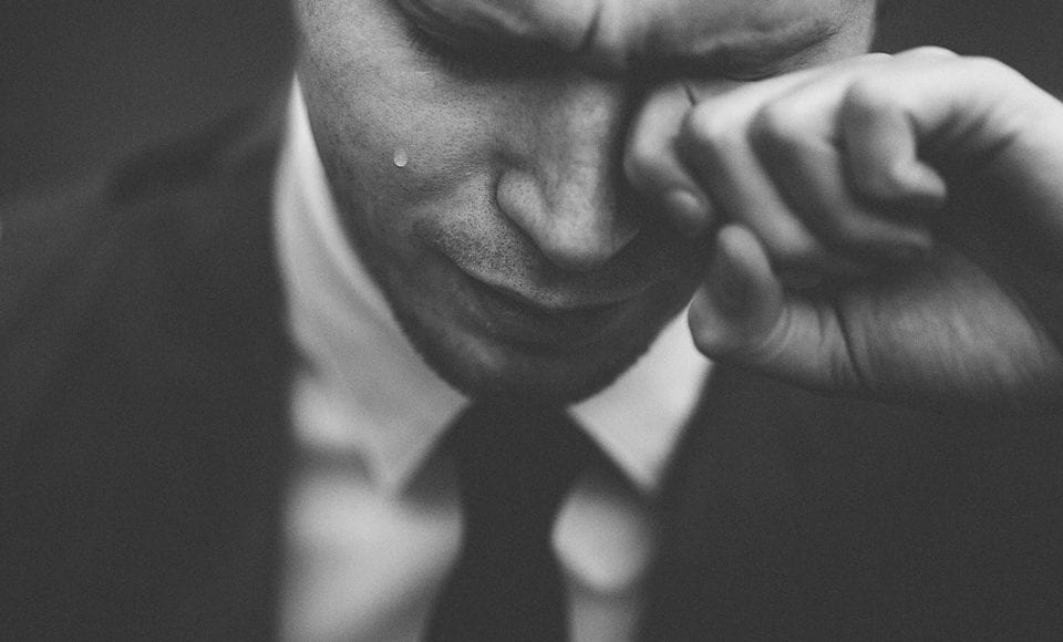 البكاء في المنام على ميت وهو حي وعلى الأب وعلى شخص ميت أو تحبه
