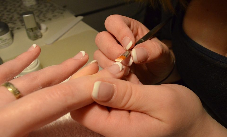 تفسير طلاء الأظافر في المنام وفق لونه وحال الرائي