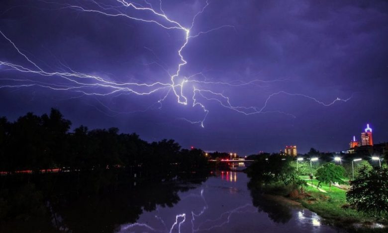 رؤية البرق في المنام للرجل والمرأه والتفسيرات الغير محمودة في رؤية البرق